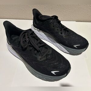 Hoka Arahi 6 Women’s shoe, size 11B, Black